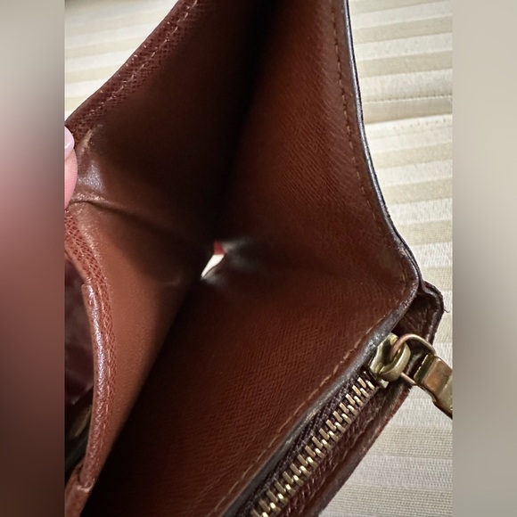 Louis Vuitton Monogrammed Compact bi-fold Wallet with dustbag - Picture 5 of 16